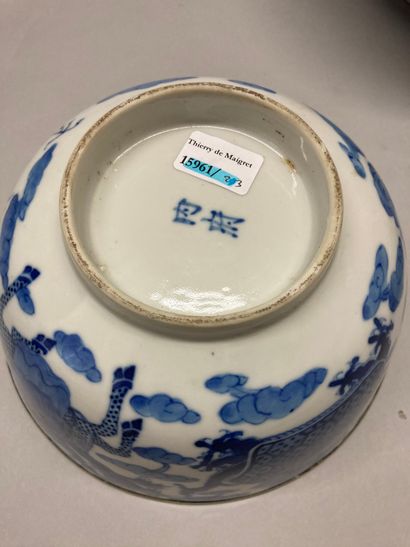 VIETNAM et CHINE Trois bols circulaires en porcelaine de dimensions différentes :
-...