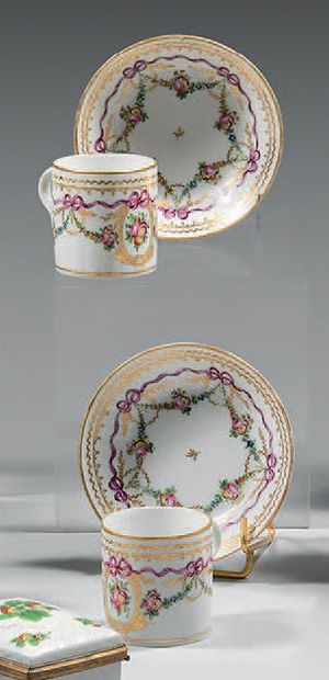 null Pair of cups and their saucers in porcelain of Paris (Locré) of the 18th century....