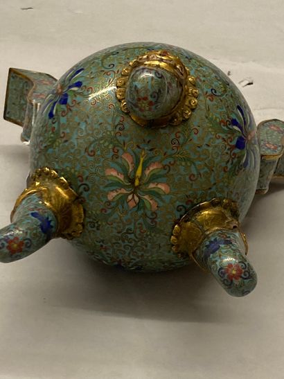 CHINE Tripod and covered incense burner, in bronze and polychrome cloisonné enamels...