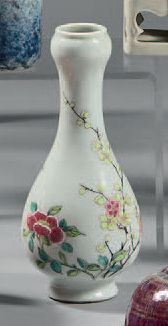 CHINE Small soliflore porcelain vase of baluster form, the neck ending with a bulb,...