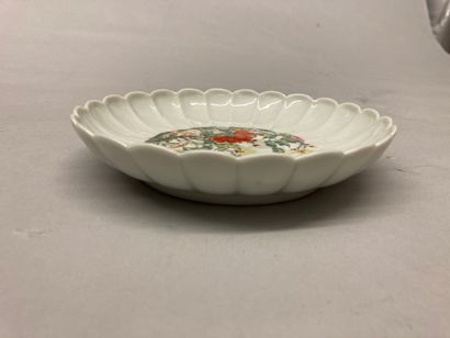 CHINE A circular porcelain bowl in the form of lotus petals decorated in Famille...