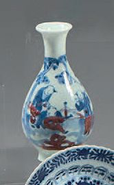 CHINE Petit vase bouteille en porcelaine émaillée en bleu sous couverte et rouge...