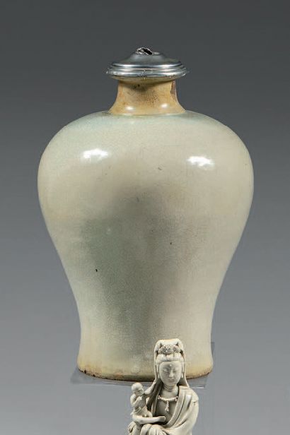 CHINE Vase of Meiping form in porcelain stoneware with a cracked beige monochrome...