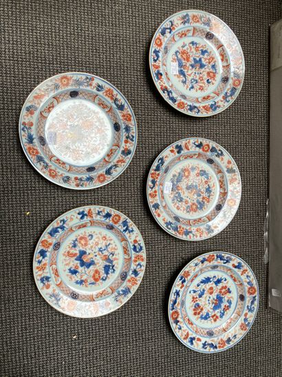 CHINE Neuf assiettes circulaires en porcelaine à décors divers dans la palette imari...