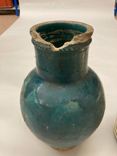 PERSE Vase en céramique de forme balustre à couverte monochrome bleue turquoise,...