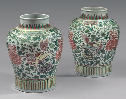 CHINE Paire de vases de forme balustre en porcelaine décorés en émaux polychromes...