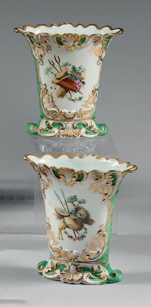 PARIS Paire de vases en porcelaine cylindriques évasés au col et à la base, décorés...
