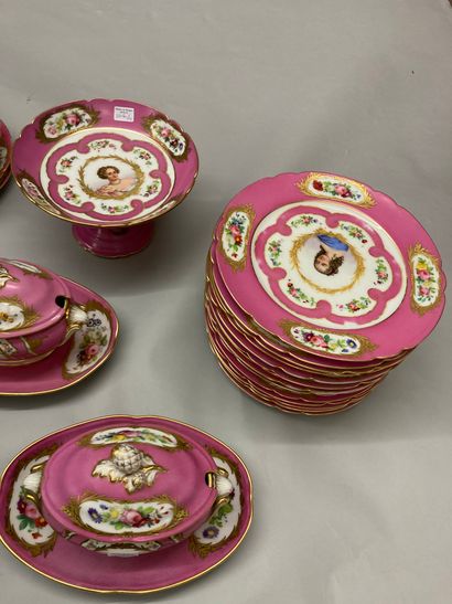 Genre de SEVRES Partie de service en porcelaine à décor polychrome sur fond rose...