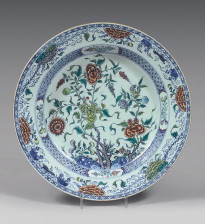 CHINE Beau plat circulaire en porcelaine décoré au centre en émaux Doucaï et bleu...