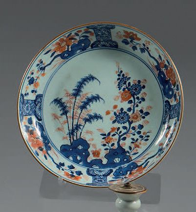 CHINE Plat circulaire en porcelaine décoré dans la palette imari de bambous et de...