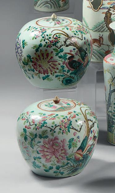 CHINE * Pair of covered ginger pots decorated in famille rose enamels with large...