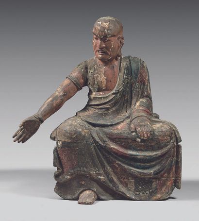 JAPON Statue en bois sculpté à traces de polychromie, de Rakan assis, sa robe monastique...
