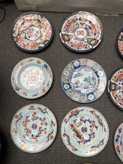 CHINE Neuf assiettes circulaires en porcelaine à décors divers dans la palette imari...