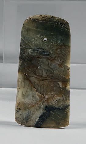 CHINE Ceremonial axe in green jade with light, brown and dark veins incised with...