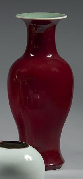 CHINE Grand vase balustre en porcelaine à fond monochrome rouge de cuivre dit « sang-de-boeuf...