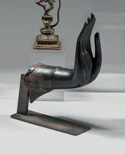 THAÏLANDE - Vers 1900 Main gauche de bouddha en bronze à patine brun vert.
À vue,...