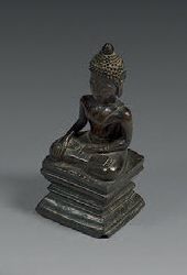 NEPAL Petite figurine en bronze à patine brune représentant Bouddha assis en dhyanasana...