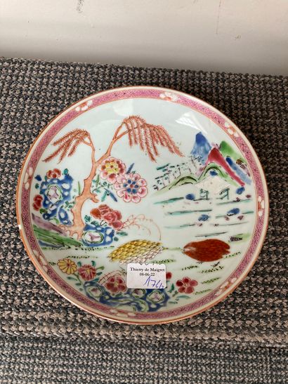 CHINE Plat circulaire en porcelaine décoré dans la palette imari de bambous et de...