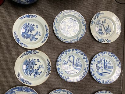 CHINE Ensemble de neuf assiettes circulaires en porcelaine dont deux à potage à décors...