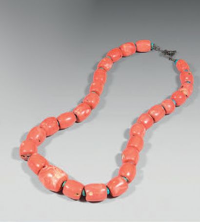 TIBET Necklace of twenty-eight red coral beads alternated with turquoise beads (natural...