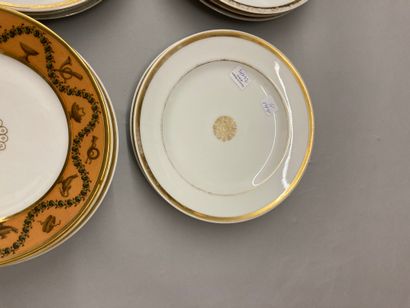 PARIS, Manufacture de Desnuelles Suite of thirteen circular dinner plates decorated...