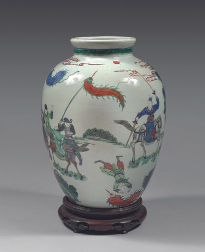 CHINE Porcelain Guan jar decorated in wucai enamels with animated scenes of soldiers,...