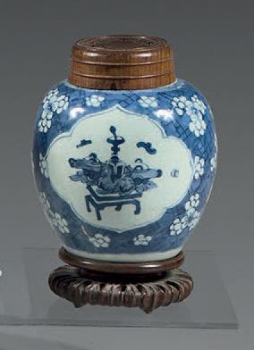 CHINE Pot à gingembre ovoïde en porcelaine décoré en bleu sous couverte de mobiliers...