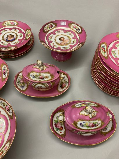 Genre de SEVRES Partie de service en porcelaine à décor polychrome sur fond rose...