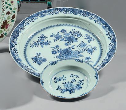 CHINE Deux grands plats creux circulaires en porcelaine à égouttoirs décorés en bleu...