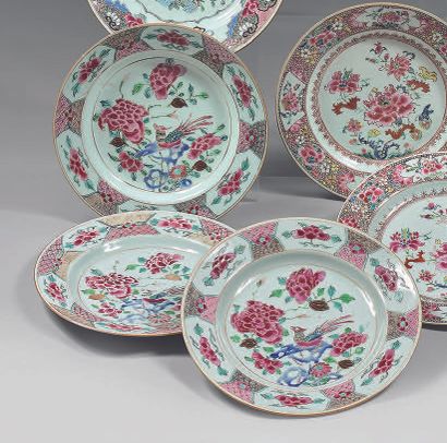 CHINE Suite de trois assiettes circulaires en porcelaine décorées en émaux de la...