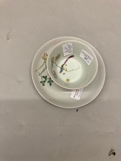 CHINE Tasse à thé et sa sous-tasse en porcelaine à fond dit « ruby back », décorées...