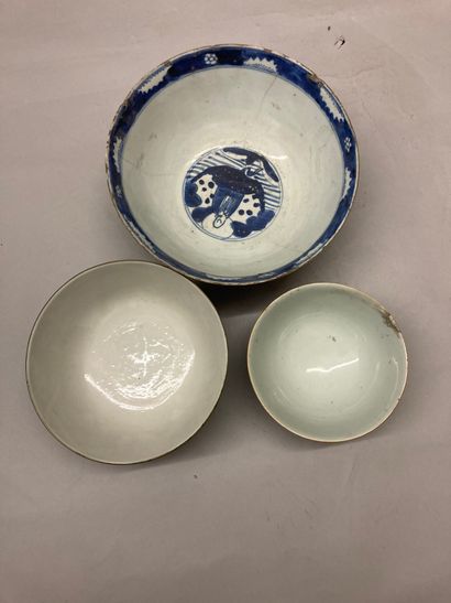 VIETNAM et CHINE Trois bols circulaires en porcelaine de dimensions différentes :
-...