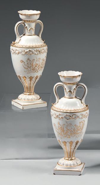 SAINT-CLÉMENT Paire de vases en faïence à deux anses ajourées à fond blanc, décorés...