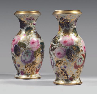 null Paire de vases en porcelaine de Valentine de la seconde moitié du XIXe siècle....