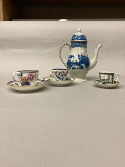 MINTON et DOCCIA Two tea cups and their saucers with printed polychrome decoration...