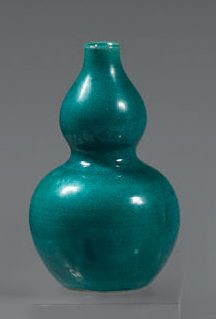 CHINE Small monochrome cookie vase with turquoise blue cover of double gourd form.
18th...