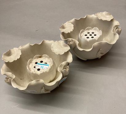 CHINE Deux coupes en porcelaine blanche en forme de feuille de lotus agrémenté d'un...