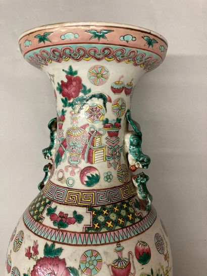 CHINE, CANTON Large polychrome enamelled porcelain vase decorated with furniture...
