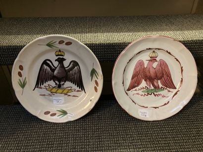 null Deux assiettes en faïence française à décor polychrome d'un aigle couronné.
Début...