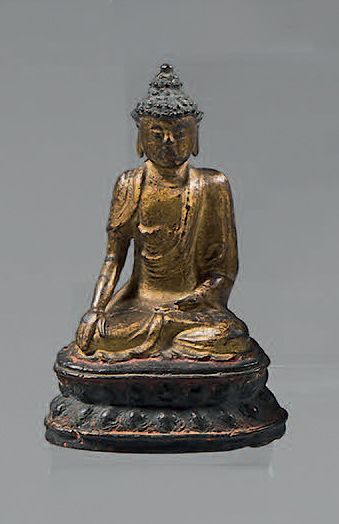 CHINE Gold and red lacquered bronze statue of Buddha
Sakyamuni seated in padmasana...