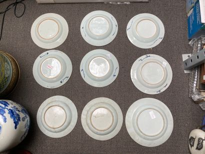 CHINE Ensemble de neuf assiettes circulaires en porcelaine dont deux à potage à décors...