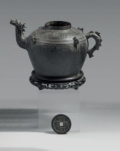 CHINE Cast iron pot without cover, the spout decorated with a dragon's mouth, the...