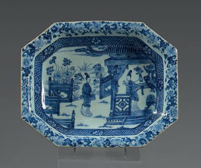 CHINE Plat creux rectangulaire à pans coupés en porcelaine, décoré en bleu sous couverte...