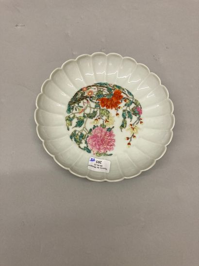 CHINE A circular porcelain bowl in the form of lotus petals decorated in Famille...