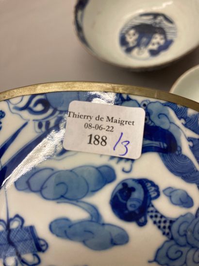 VIETNAM et CHINE Trois bols circulaires en porcelaine de dimensions différentes :
-...