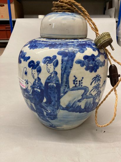 CHINE Porcelain covered ginger pot decorated in blue underglaze with women and children...