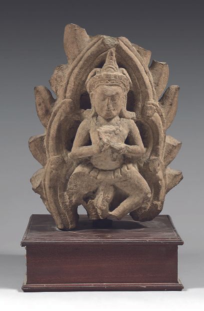 CAMBODGE Stèle en grès gris sculpté à décor double face de bouddha devant la mandorle.
Période...