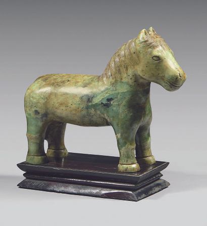 CHINE Important standing horse in carved nephrite.
20th century.
H : 41 - W : 16...