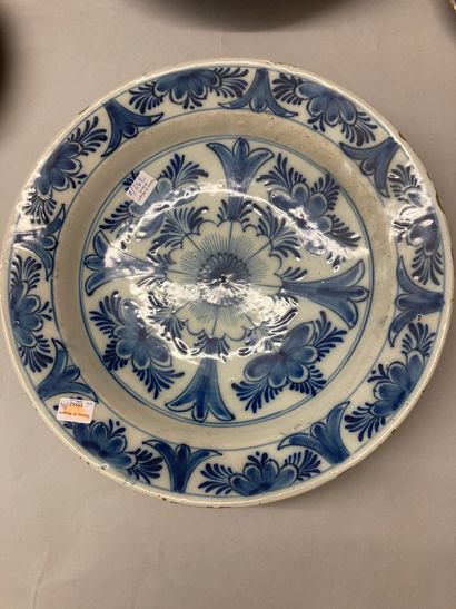 DELFT Set of earthenware including two dishes and five plates with various decorations...