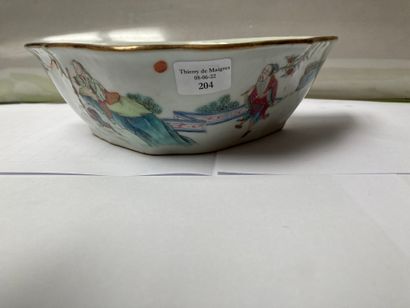 CHINE Coupe en porcelaine à pans coupés et bord contourné, décoré en émaux de la...